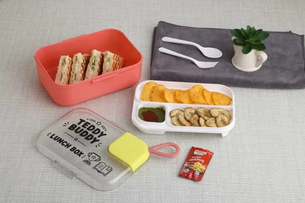 Plastic_Divided_Bento_Lunch_Box_With_Cutlery