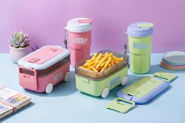 Green_Plastic_Wheeled_Lunch_Box_And_Water_Bottle_Set_For_Kids