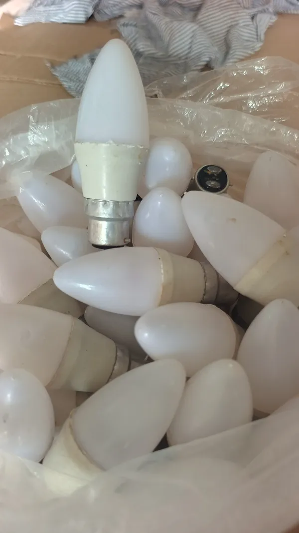 Plastic_Decorative_Lighting_White_5W_Candle_Bulb