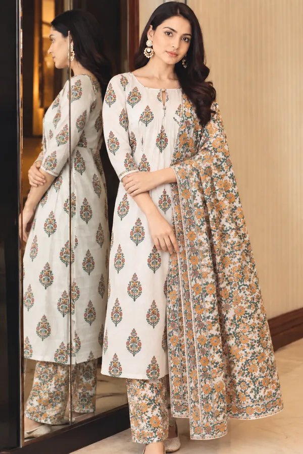 White_Dupatta_Set_In_Floral_Print