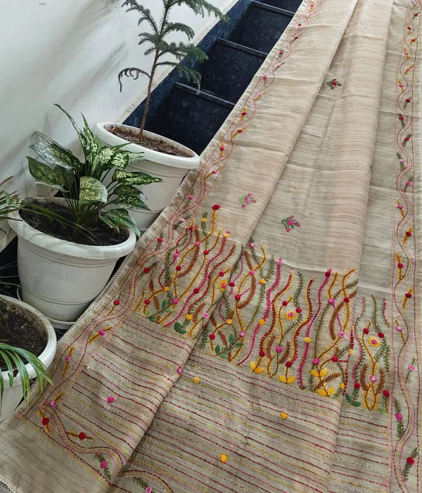 Beige_Textured_Embroidered_Saree_For_Women