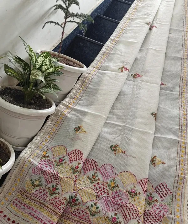 White_Floral_Embroidered_Saree_For_Women