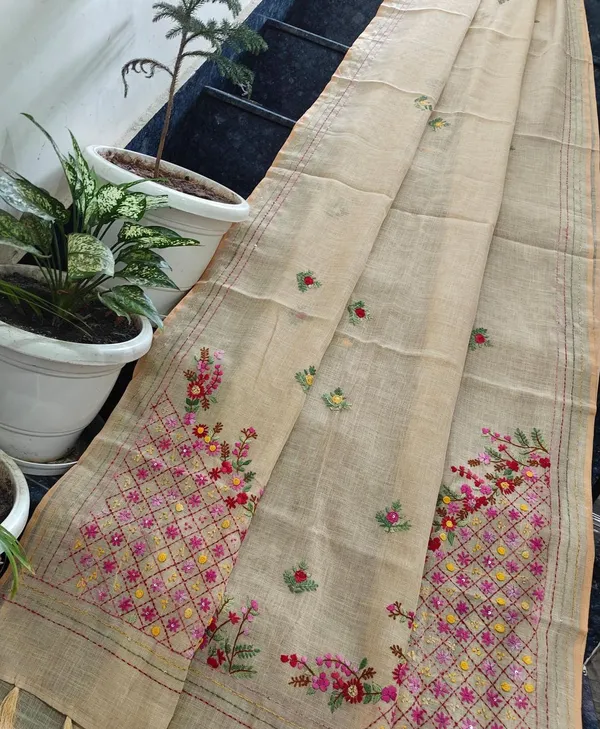 Beige_Textured_Embroidered_Saree_For_Women
