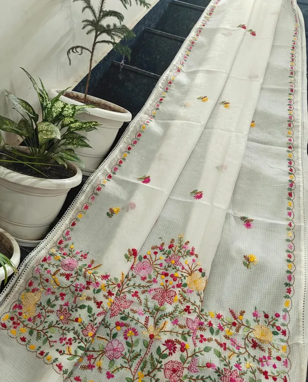 White_Floral_Embroidered_Saree_For_Women