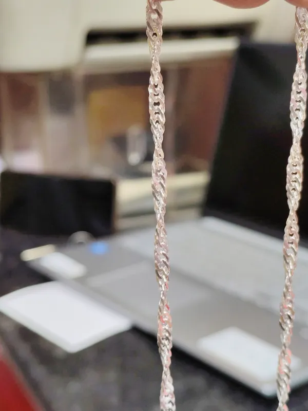 Silver_Interwoven_Link_Chain_Necklace_For_Women