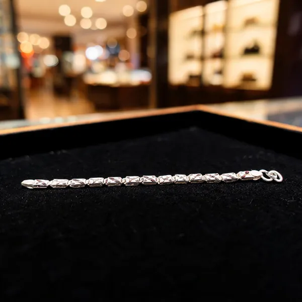 Silver_Elongated_Link_Chain_Bracelet_For_Men