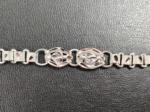 Silver_Oval_Motif_Decorative_Chain_Bracelet_For_Women