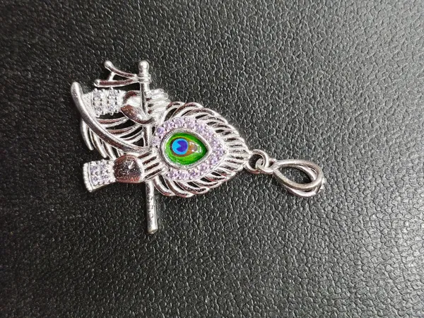 Silver_Peacock_Feather_Pendant_For_Women
