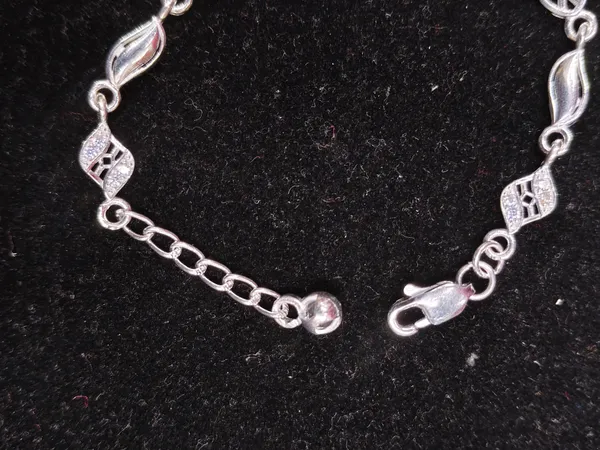 Silver_Leaf_Motif_Adjustable_Chain_Bracelet_For_Women