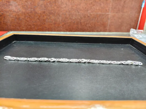 Silver_Textured_Rectangular_Oval_Link_Bracelet_For_Men