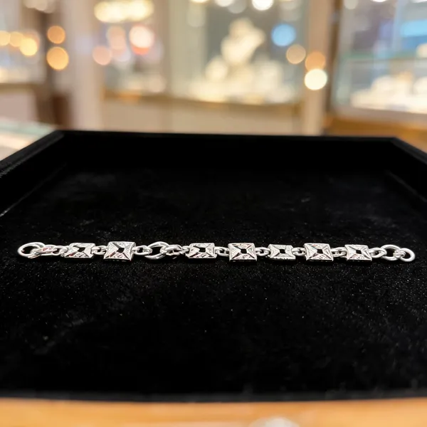 Silver_Textured_Rectangular_Oval_Link_Bracelet_For_Men