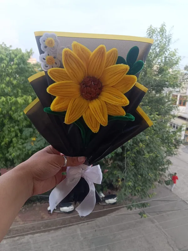 Yellow_Sunflower_Decorative_Bouquet_With_Gift_Wrap