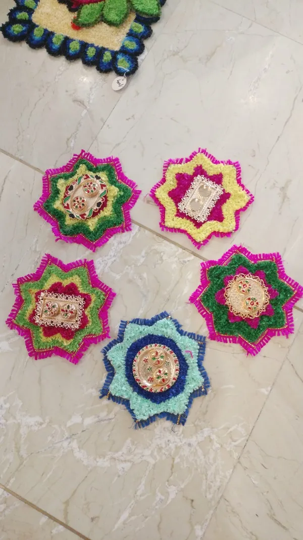 Multicolour_Fabric_Festive_Embroidered_Star_Shaped_Mat_Set