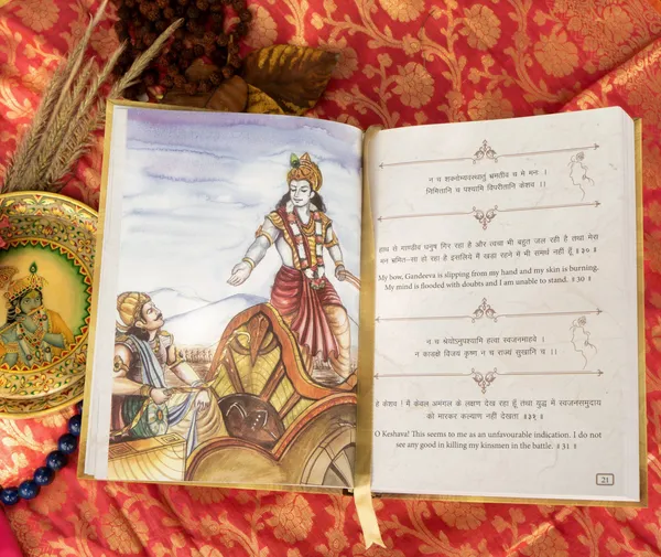 Bhagavad_Gita_In_Wooden_Gift_Box