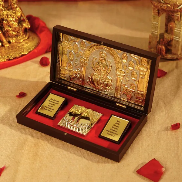 Gold-Plated_Metal_Ashtalakshmi_Idol_With_Pooja_Box