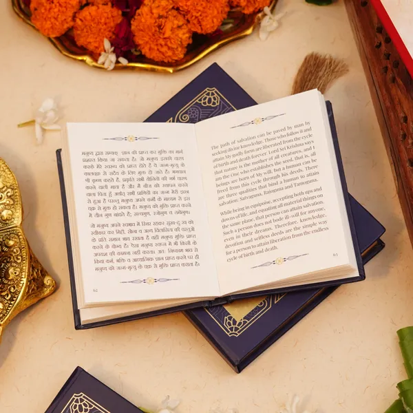 Geeta_Saar_Hardbound_Gift_Case_Solah_Somvaar_Vrat_Book