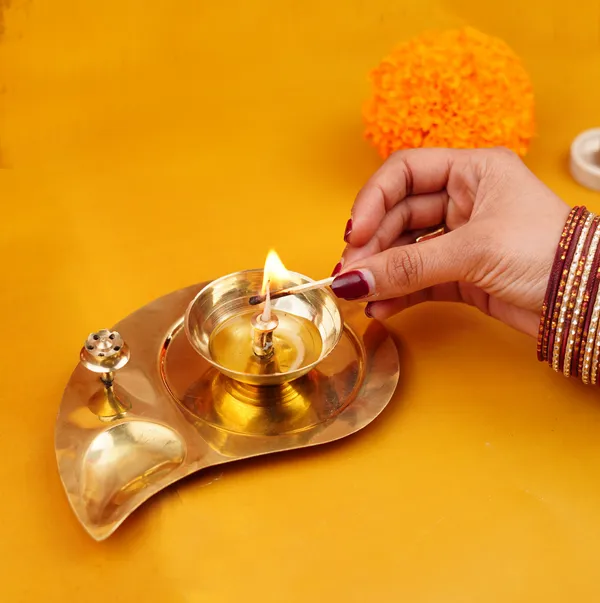 Brass_Glass_Akhand_Diya_With_Agarbatti_Stand_7.5_Inch