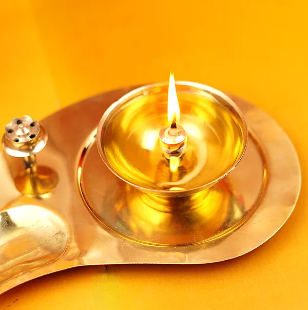 Brass_Glass_Akhand_Diya_With_Agarbatti_Stand_7.5_Inch