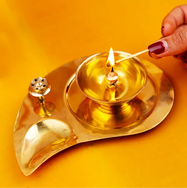 Brass_Glass_Akhand_Diya_With_Agarbatti_Stand_7.5_Inch