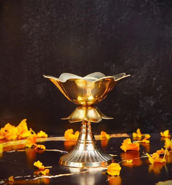 Brass_Lotus_Shaped_Akhand_Diya_3.5_Inch_120G