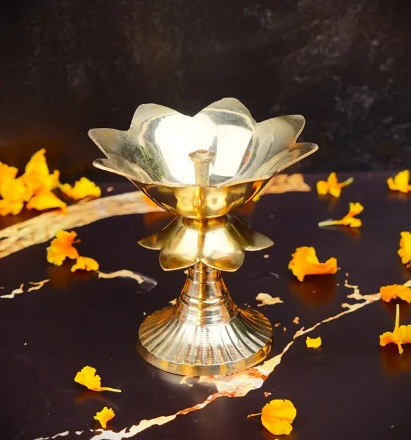 Brass_Lotus_Shaped_Akhand_Diya_3.5_Inch_120G