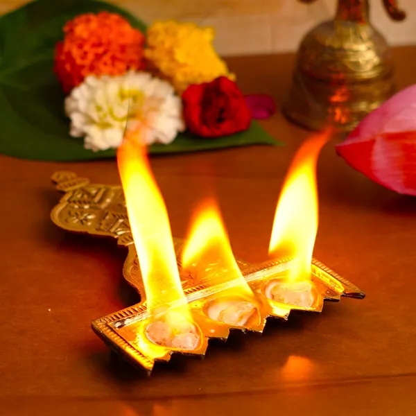 Brass_Three_Wick_Aarti_Diya_For_Puja_&_Aarti