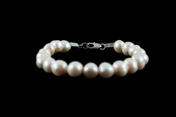 White_Pearl_Clasp_Bracelet_For_Unisex