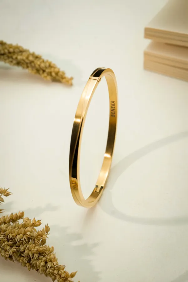 Gold_Brass_Sculpted_Curve_Snap-Lock_Bangle_For_Unisex
