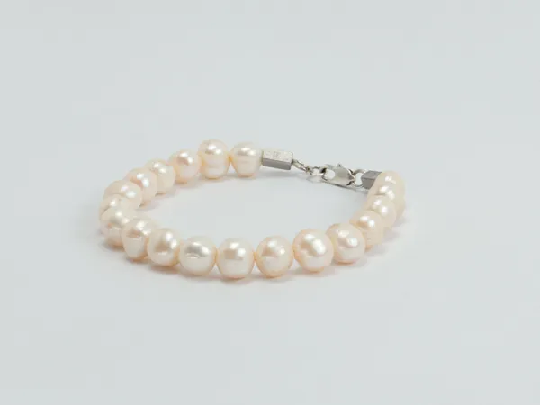 White_Pearl_Clasp_Bracelet_For_Unisex