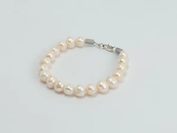 White_Pearl_Clasp_Bracelet_For_Unisex