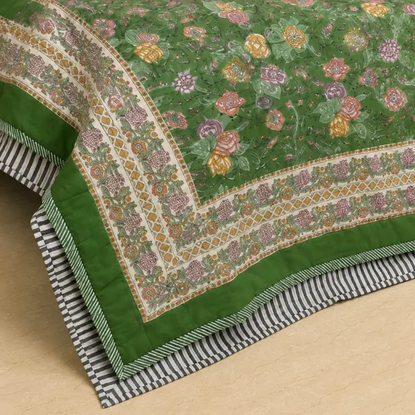 Hara_Bagh_Reversible_Razai_Double_King_Size_White_Green_Jaipuri_Razai_With_Chintz_Rose_Border_House_Of_Virasaat