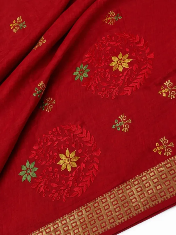 Red_Pure_Cotton_Thread_Embroidery_Woven_Border_Saree_For_Women