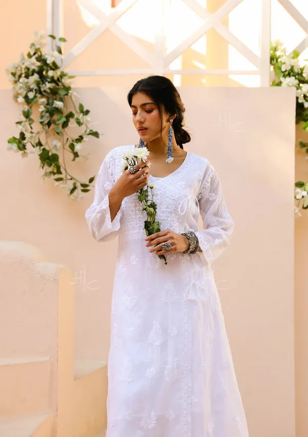 White_Cotton_Embroidered_Straight_Kurta_For_Women