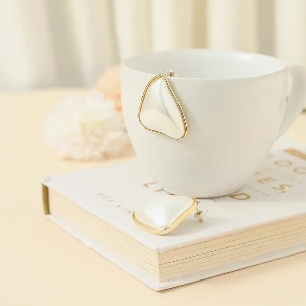 Asymmetrical_Pearl_Studs_Default_Title