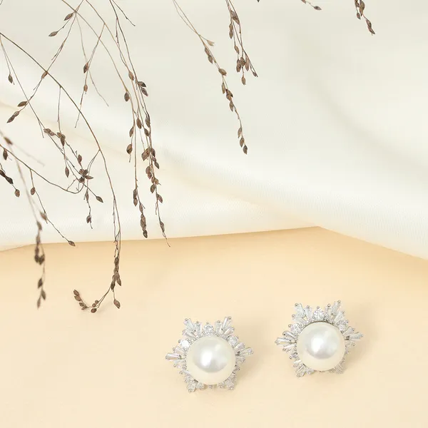 Zirconia_Snow_Flake_And_Pearl_Studs_Gold