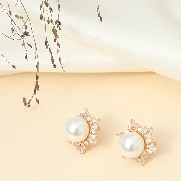Zirconia_Snow_Flake_And_Pearl_Studs_Gold