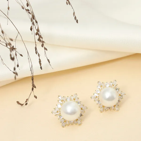 Zirconia_Snow_Flake_And_Pearl_Studs_Gold