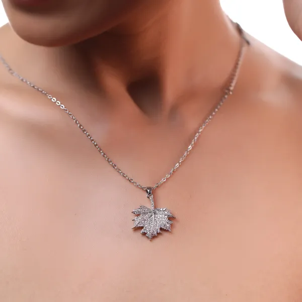 Autumn_Leaf_Pendant_With_Chain_Gold