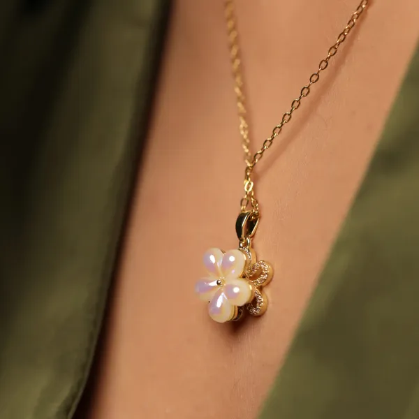 Daisy_Flower_Rotatable_Pendant_With_Anti_Tarnish_Chain_Gold