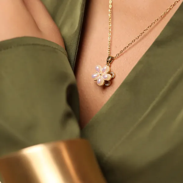 Daisy_Flower_Rotatable_Pendant_With_Anti_Tarnish_Chain_Gold