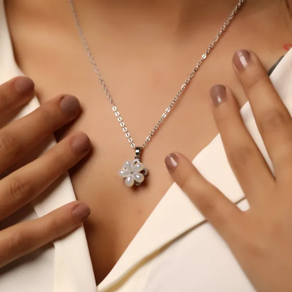 Daisy_Flower_Rotatable_Pendant_With_Anti_Tarnish_Chain_Silver