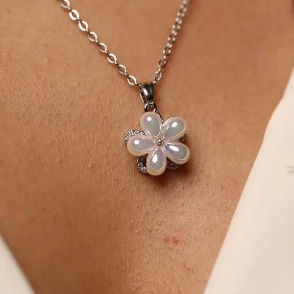 Daisy_Flower_Rotatable_Pendant_With_Anti_Tarnish_Chain_Silver