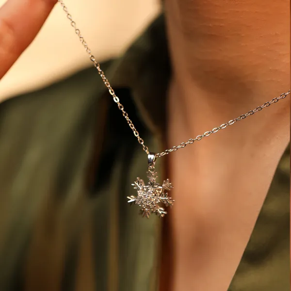 Anti_Tarnish_Snowflake_Rotatable_Pendant_With_Chain_Silver