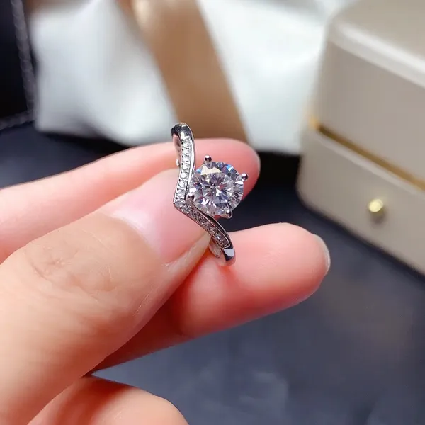 Moissanite_Diamond_V_Shaped_S925_Sterling_Silver_Ring_Default_Title