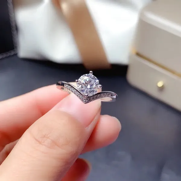 Moissanite_Diamond_V_Shaped_S925_Sterling_Silver_Ring_Default_Title