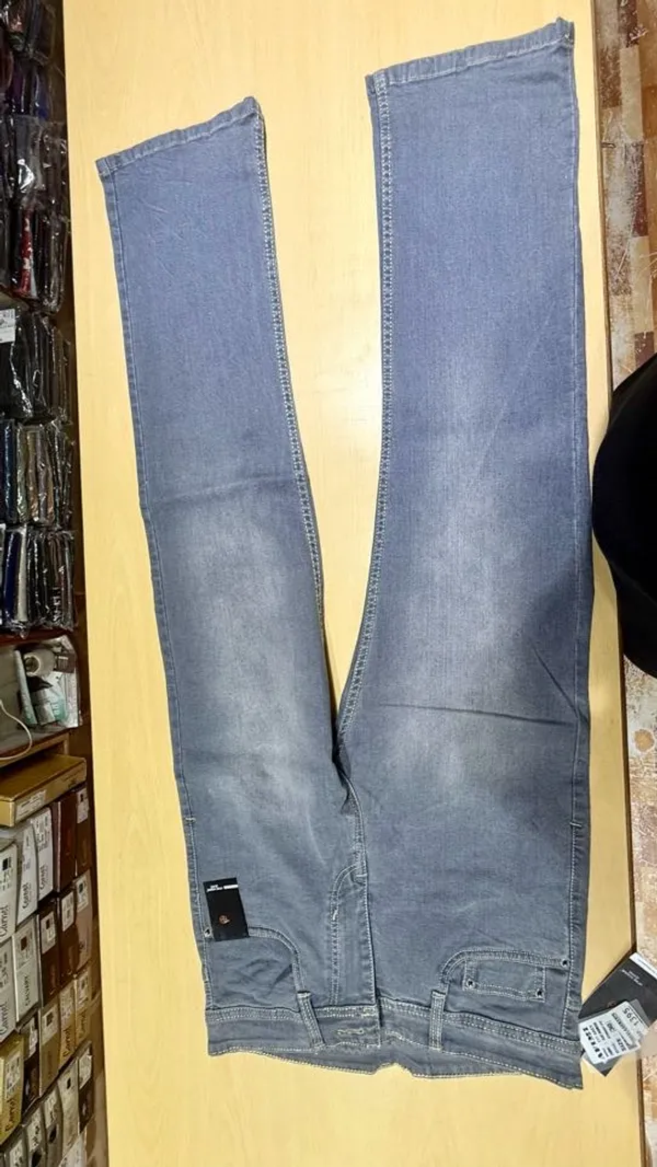 Grey_Denim_Straight_Fit_Jeans_for_Men