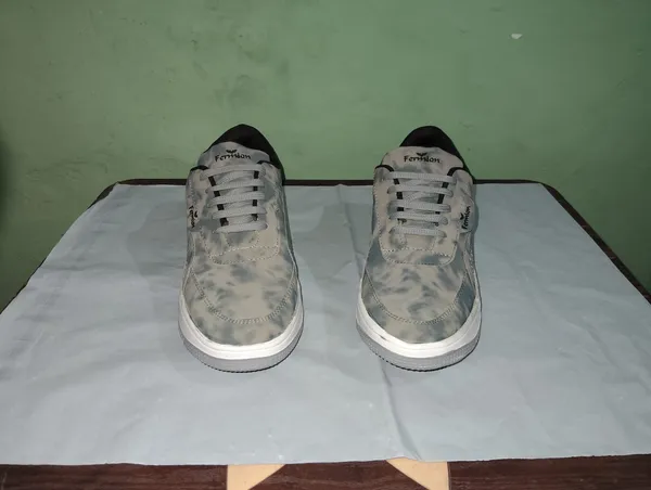 Grey_Leather_Abstract_Lace_Up_Casual_Sneakers_For_Men