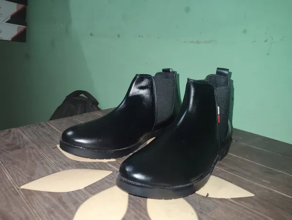 Black_Leather_Slip_On_Chelsea_Ankle_Boots_For_Men