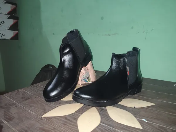 Black_Leather_Slip_On_Chelsea_Ankle_Boots_For_Men