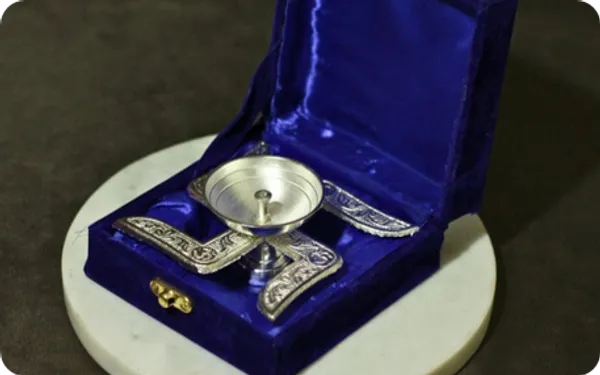 Metal_Ornate_Pooja_Diya_With_Velvet_Box